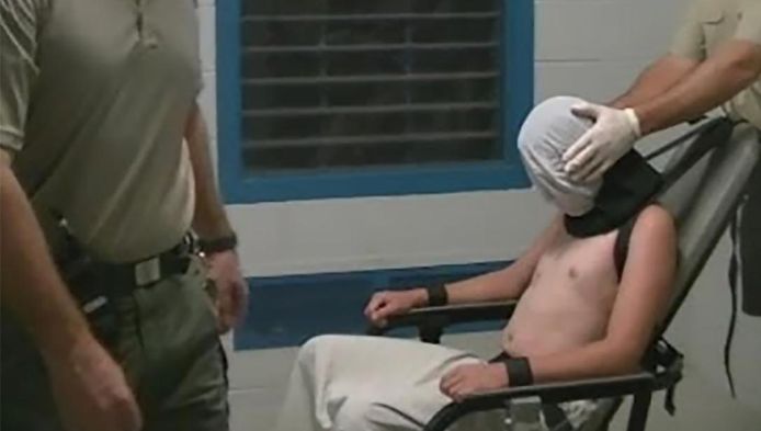 Dylan Voller, geketend en met een zak over zijn hoofd, in de documentaire van ABC.