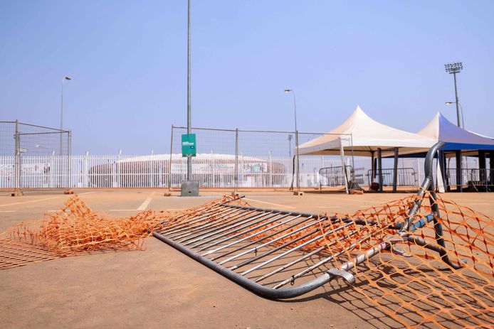 Het stadion in Yaoundé een dag na de ramp.