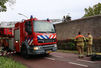 Rieten dak van woonboerderij vliegt in brand, bewoner blust en voorkomt erger