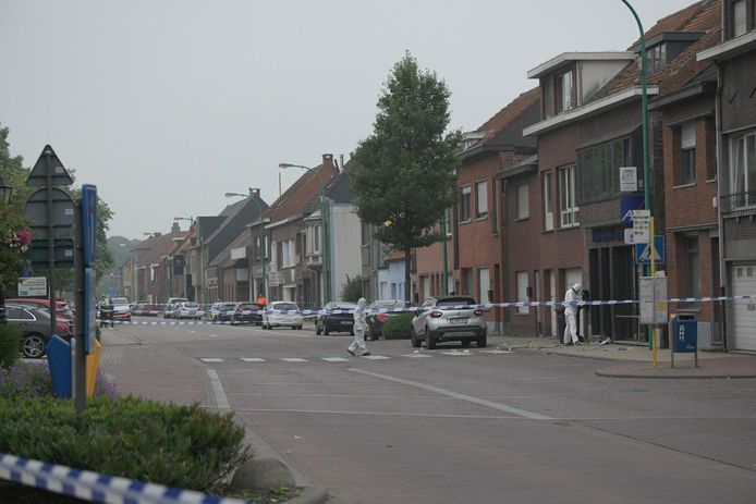 Het bankkantoor van AXA in de Kapelstraat in Essen was het doelwit van de criminelen.