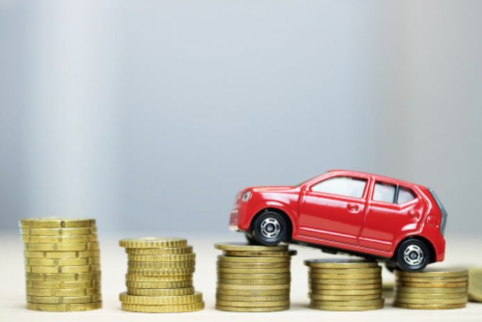Kies je voor een jaarpremie, dan kan je tot 5% administratieve kosten besparen: met deze eenvoudige tips regel je een goedkopere autoverzekering.