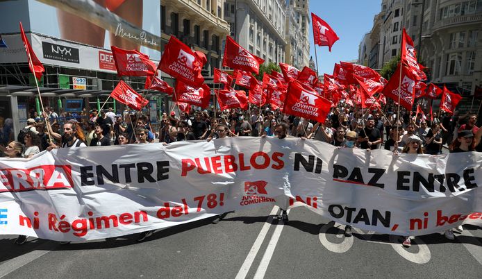 Manifestanten nemen deel aan een protest in Madrid naar aanleiding van de NAVO-top.  REUTERS/Isabel Infantes