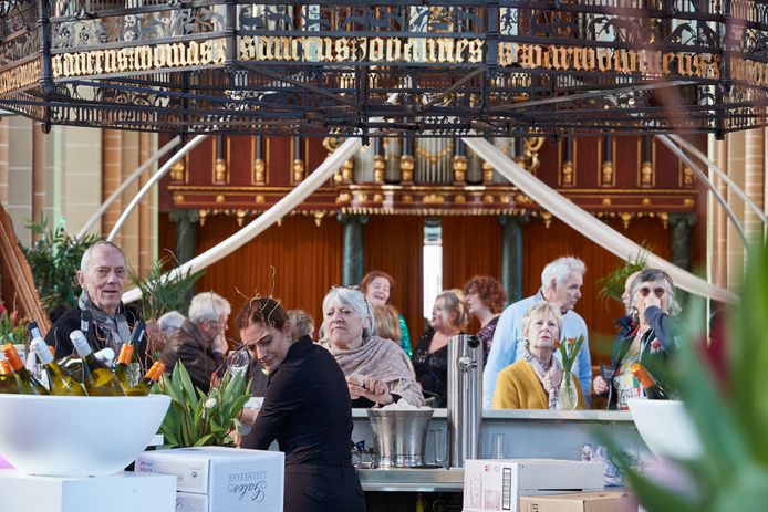 Onder de gotische kaarsenkroon uit de veertiende eeuw staat de wijnbar van Nic & ik opgesteld. Dat historische kerkgebouwen meerwaarde kunnen hebben voor moderne evenementen, bewijst Taste of Zutphen.