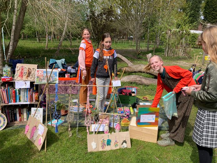 De drie vriendinnen Sara, Mira en Susanne maken van hun koningsdagkleedje in Twello een waar spektakel.