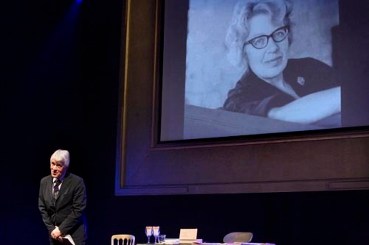 Kees van Kooten houdt op het Boekenbal een betoog over humor, dus ook over Annie M.G. Schmidt. (Guus Dubbelman - de Volkskrant) Beeld 