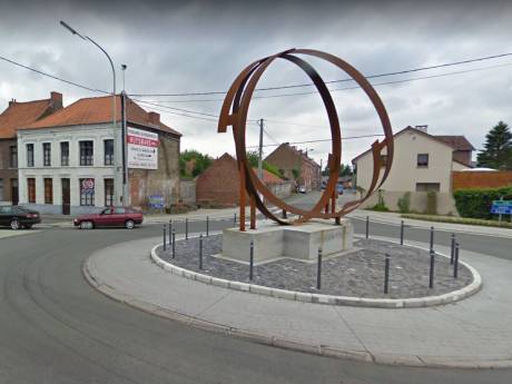 Une voiture décolle sur un rond-point et finit sa course sur le toit à Péruwelz