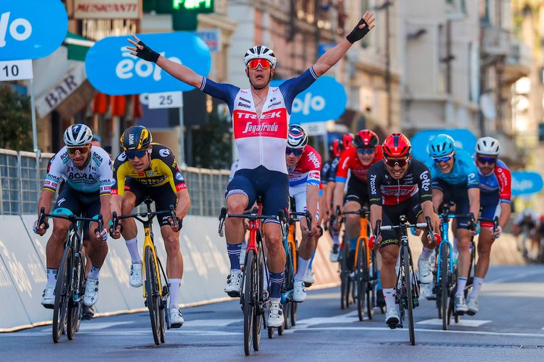 Jasper Stuyven juicht, onder andere Sagan, Van Aert en Van der Poel balen, ze komen net te laat. Beeld AFP