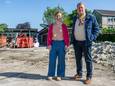 Schepenen Lootens en Anthuenis op de site waar de nieuwbouw komt.