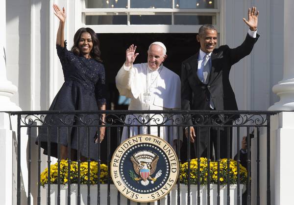 Paus Franciscus ontmoet toenmalig Amerikaans president Barack Obama en zijn vrouw Michelle Obama, in Washington D.C. op 23 september 2015.