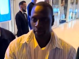 “Vous êtes raciste, Madame?” Omar Sy surpris par la remarque d’une fan à Cannes