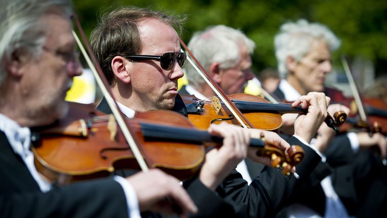 Het Brabants Orkest speelde op 20 juni 2011 uit protest tegen bezuinigingen het Brabant Lied op het Plein voor de Tweede Kamer in Den Haag. Beeld ANP