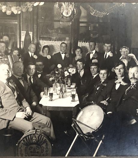 In welk café is deze foto uit 1925 gemaakt?