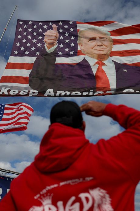 Des partisans de Trump se mobilisent avant son éventuelle arrestation, la police américaine sur le qui-vive