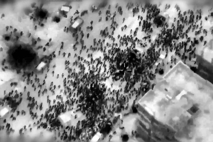 Het Israëlisch leger (IDF) heeft luchtbeelden vrijgegeven van de voedselbedeling. Op de beelden is te zien hoe honderden mensen samengetroept zijn rond trucks.