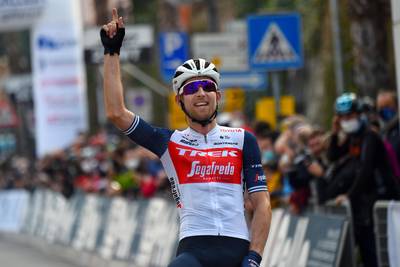 Mollema voert huzarenstukje op in Trofeo Laigueglia - Vansevenant maakt indruk en wordt derde