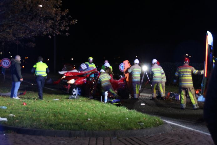 De auto van de slachtoffers raakte ernstig beschadigd.