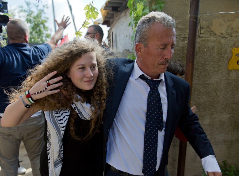 Ahed Tamimi zondag met haar vader in Nabi Saleh. Beeld AP