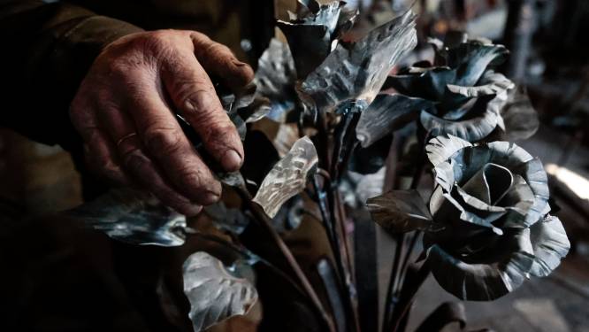 KIJK. Oekraïense smid maakt kunst van geweren: “Mijn oorlogsbloemen gaan eeuwig mee”