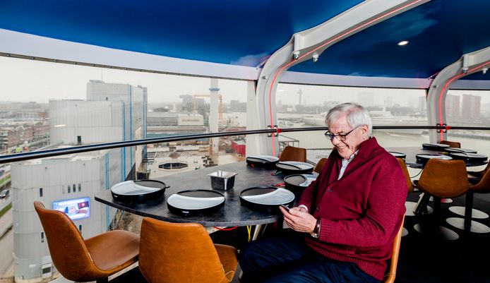 Ondernemer Hennie van der Most in het UFO-restaurant.