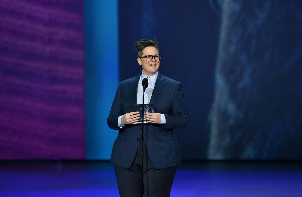 Hannah Gadsby ­tijdens de uitreiking van de Emmy’s in 2018. Een jaar later ontving ze zelf de award voor het schrijven van haar comedyspecial. Beeld AFP