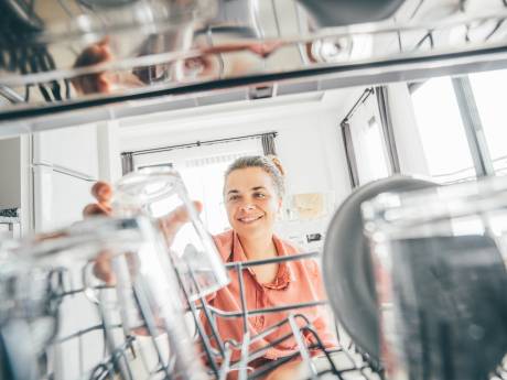 Verres ternes et mauvaises odeurs? Voici l’astuce pour nettoyer efficacement votre lave-vaisselle