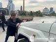 Ramzan Kadyrov terwijl jij een SUV voorttrekt.