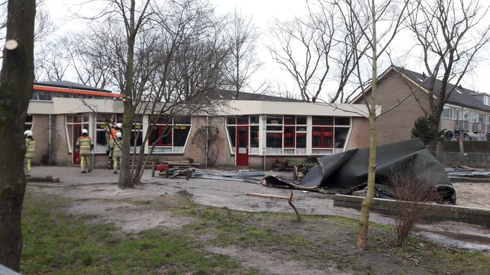 Kleuters van de vrije School aan de roméostraat in Amersfoort schrokken op toen rond half elf het dakleer van hun lokalen afvloog als gevolg van de storm.