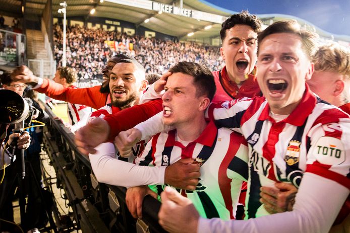 Nick Doodeman (voorgrond) heeft Willem II op voorsprong geschoten tegen FC Groningen.