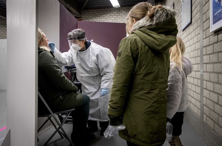 Waarom Het Kabinet Een Avondklok Wil Ondanks Dalende Besmettingen Er Komt Een Donkere Wolk Op Ons Af Trouw