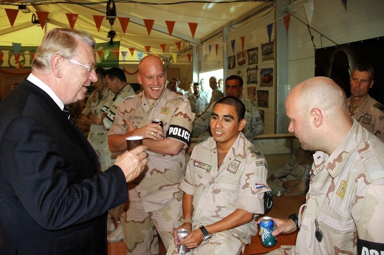 Minister Hillen, hier op bezoek in Kunduz, had een moeilijk jaar. Beeld anp