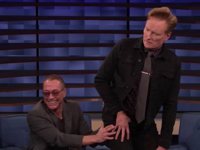 Vreemd: Jean-Claude Van Damme betast de billen van Conan O’Brien op tv