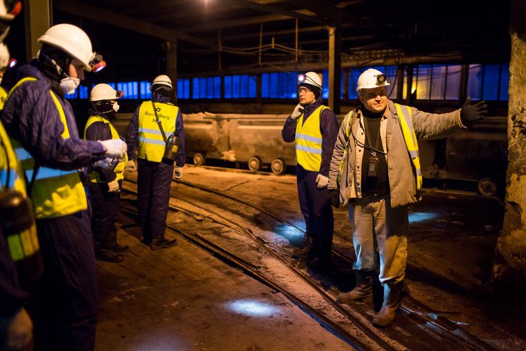 Toeristen in de kolenmijn in Barentszburg. Beeld Julius Schrank