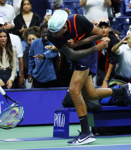 Gefrustreerde Nick Kyrgios smijt met rackets na verloren kwartfinale: ‘Gevoel dat ik mensen in de steek heb gelaten’