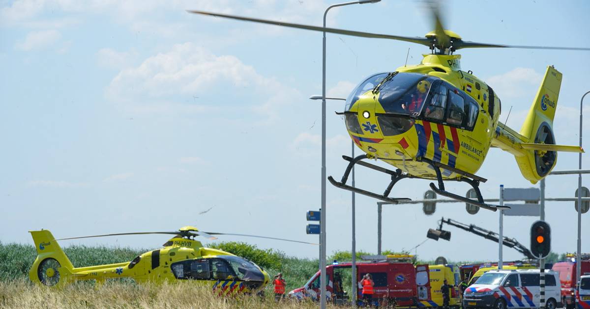 Automobilist belandt in water na ongeluk: omstanders aarzelen niet en springen er achteraan.