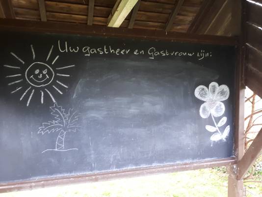 Dit krijtbord aan de entree van de camping wordt niet meer ingevuld.