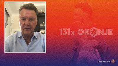 Bondscoaches feliciteren Sneijder met 131 interlands