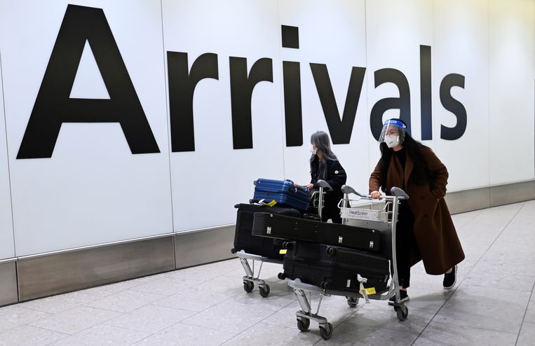 Reizigers uit China arriveren op luchthaven Heathrow van de Britse hoofdstad Londen op 4 januari.   Beeld ANP / EPA