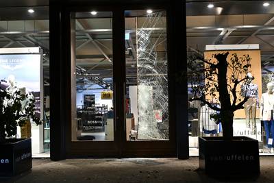 Mannen stelen voor 16.000 euro aan merkkleding uit zaak in Ulvenhout: maanden de cel in