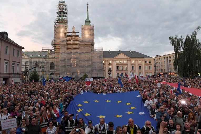 Poolse demonstranten gaan in juli 2018 de straat op om steun te betuigen aan hoge rechters. Beeld AFP