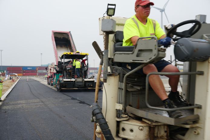 Bij ‘slim asfalt’ zijn er vakken voorzien met sensoren die elke vervorming in het wegdek monitoren. De wegbedekking is ook beter bestand tegen extreme belasting door havenverkeer.