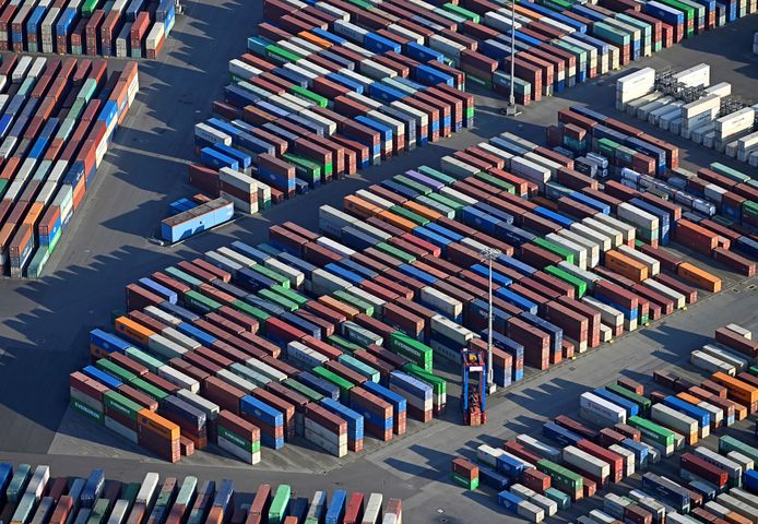 Ronald H. uit Denekamp liet leveranciers geld aan hem betalen voor de aankoop van containers die bedoeld waren voor het bedrijf Loose expeditie bv. Foto ter illustratie