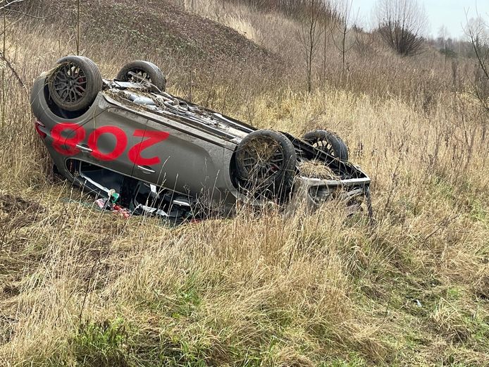 De Peugeot 208 van de jongeman kwam op zijn dak in de grasberm terecht.