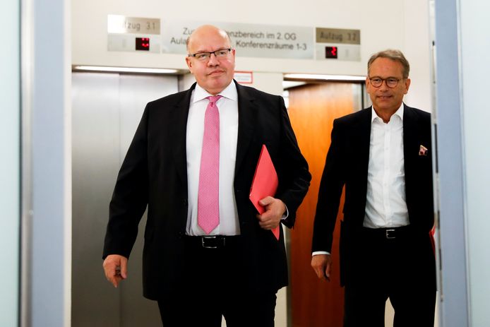De Duitse Economie-minister Peter Altmaier (l) en staatssecretaris Ulrich Nussbaum onderweg naar hun persconferentie over de reddingsoperatie van 9 miljard euro.