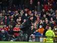 United-fans bekogelen rennende Diego Simeone, nat pak voor Atlético-trainer