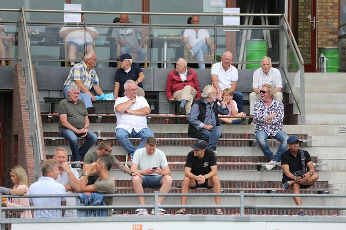 Een tribune is nu heel wat sneller 'vol'. De derby SVC'08-Scheveningen was zaterdag met 250 toeschouwers uitverkocht.