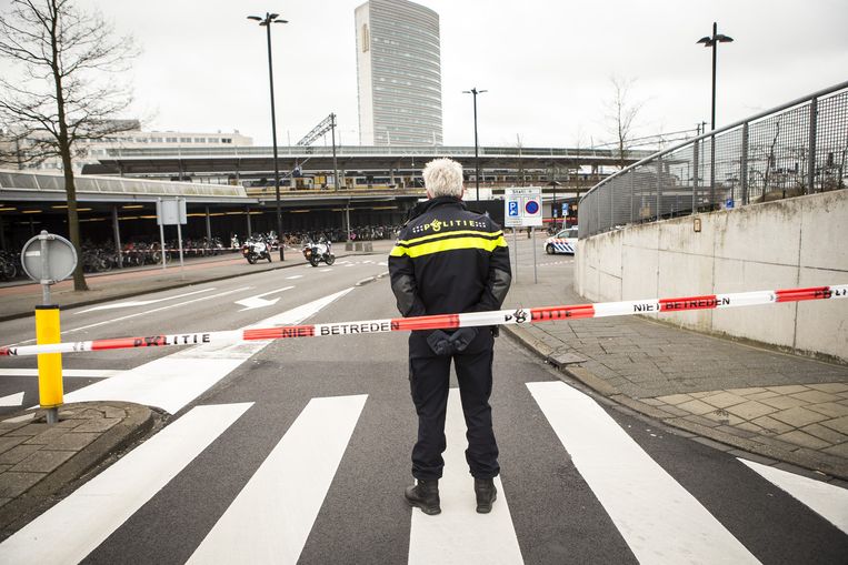 Een politieagent voor het treinstation van Hoofddorp. Beeld ANP