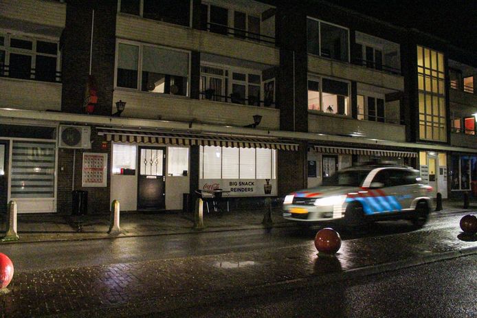 Politie bij de overvallen snackbar in Doesburg.