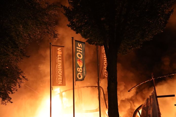 Zeer grote brand bij bedrijven Kraaiven Tilburg