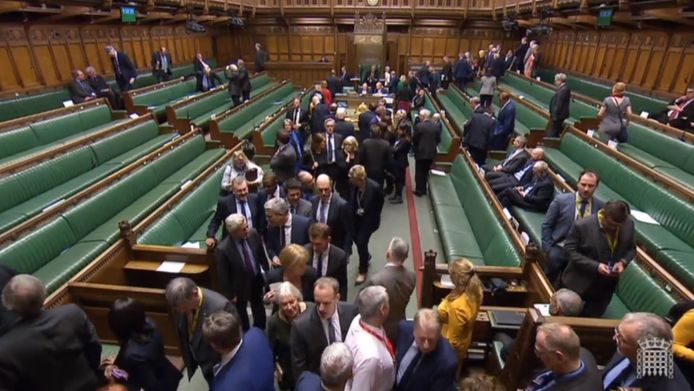 Parlementsleden verlaten de zaal om te gaan stemmen over het Letwin/Grieve-amendement in Westminster.