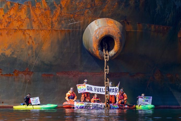 Actievoerders van Greenpeace hebben zich vastgeketend aan olieschip